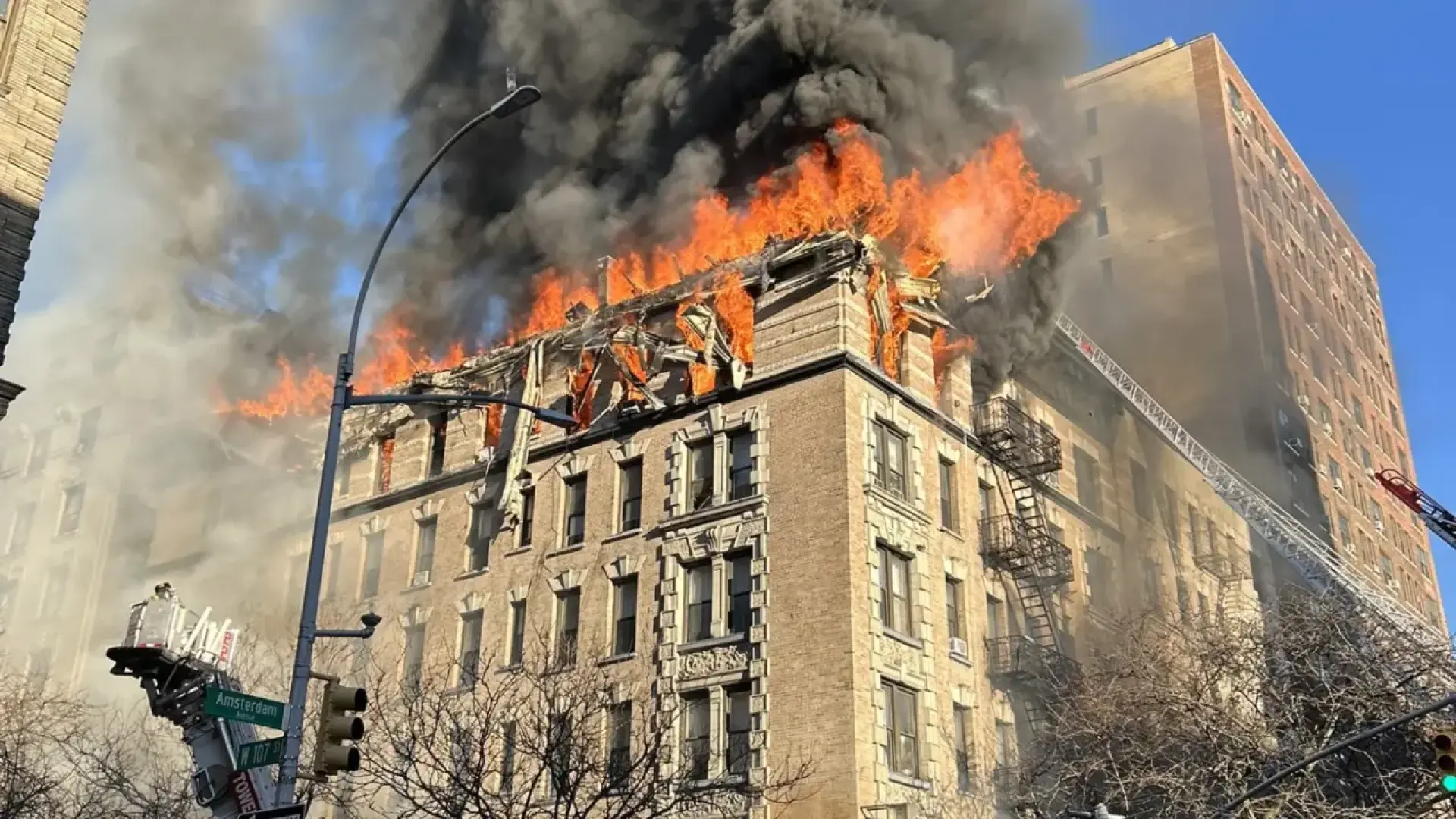 Al menos tres heridos en un grave incendio en un edificio de viviendas en Nueva York