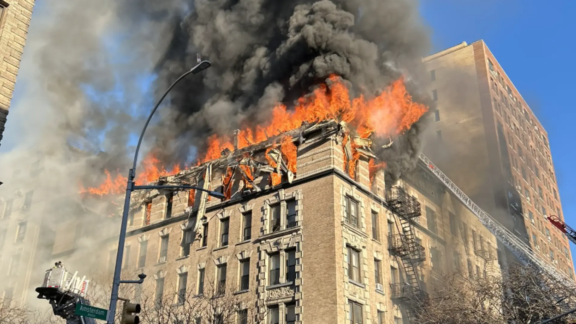Al menos seis heridos leves tras el aparatoso incendio en un edificio de viviendas de Nueva York