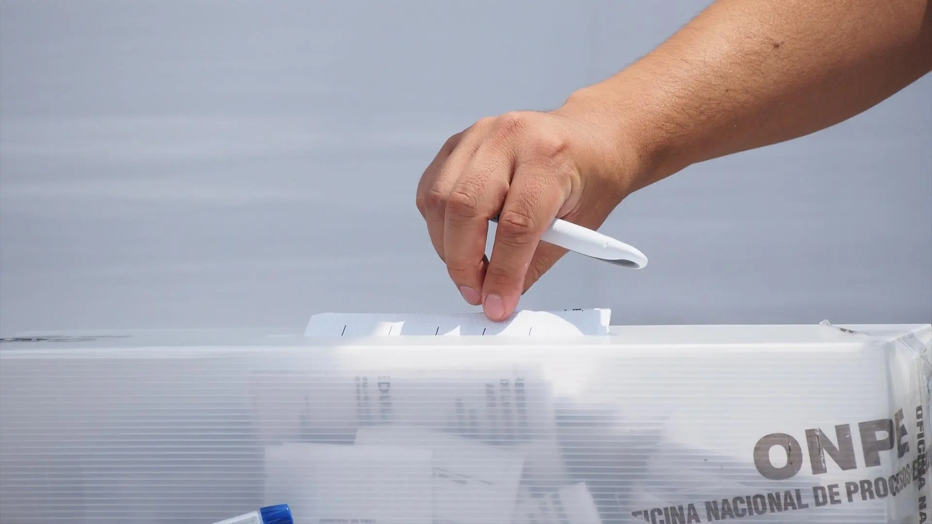 Un candidato presidencial peruano será designado mediante el lanzamiento de una moneda al aire o una bola