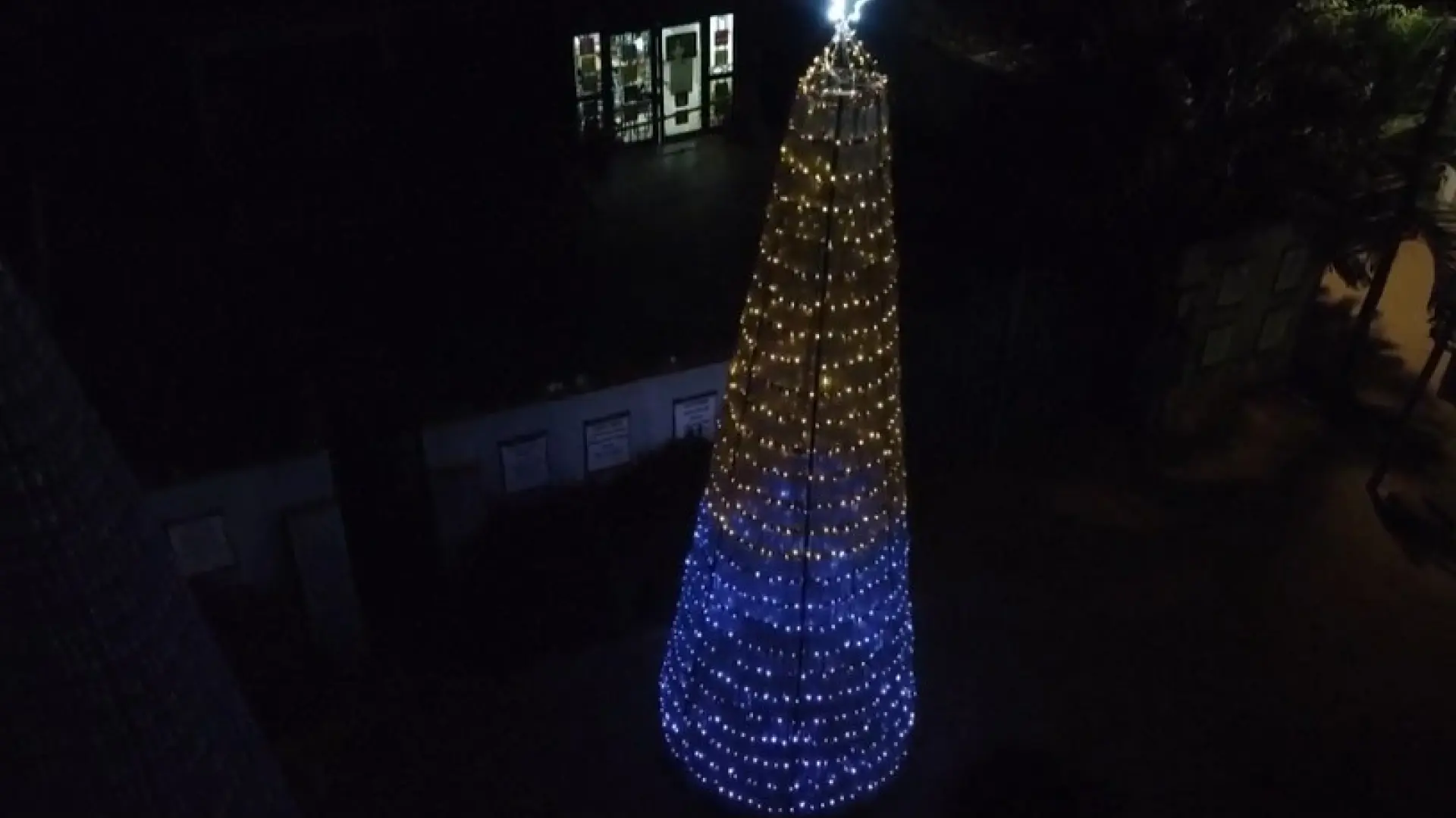 Un hombre crea un árbol de Navidad hecho con 1.750 botellas de plástico