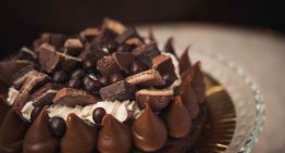 Cómo preparar un pastel de bombones y chocolate, perfecto para Navidad (receta paso a paso)