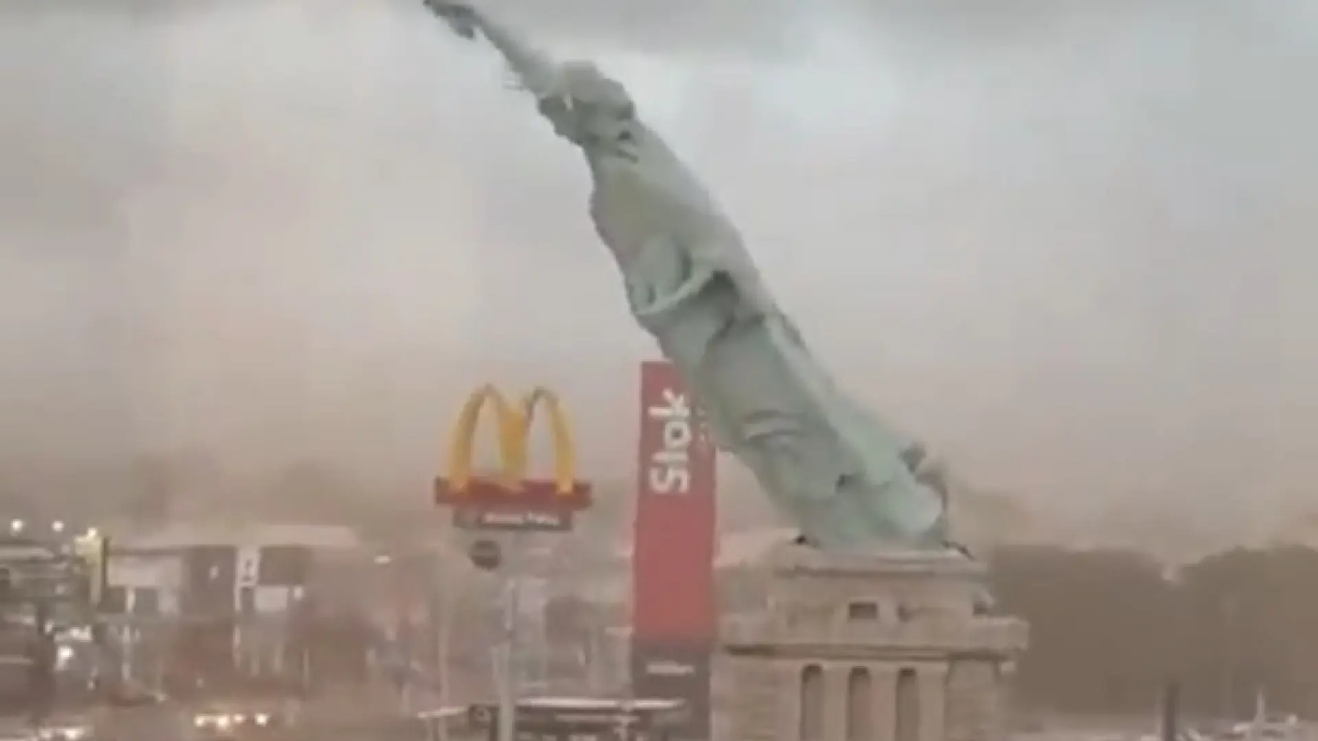 Un temporal de viento derriba una réplica gigante de la Estatua de la Libertad en Brasil