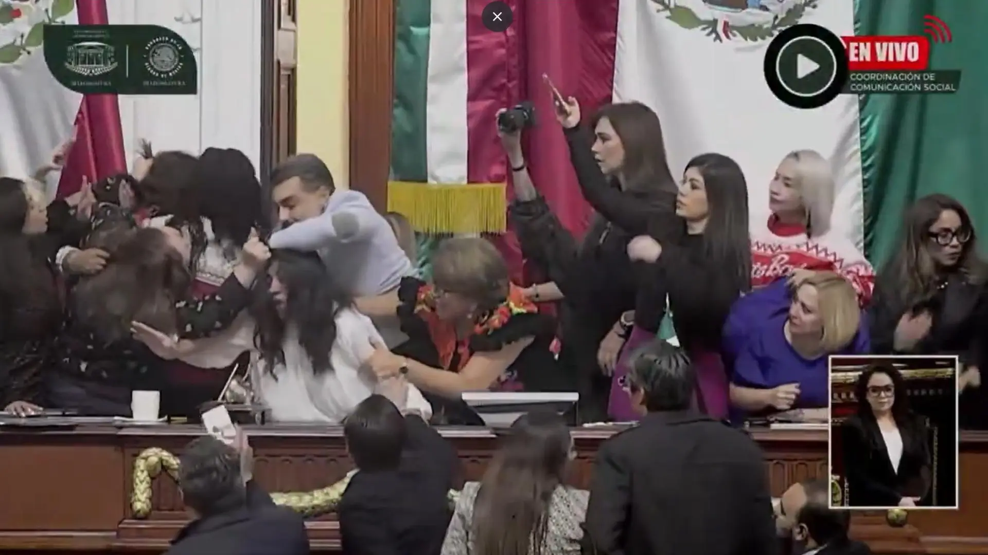 Varias diputadas del Congreso de Ciudad de México se agreden a golpes y se tiran del pelo