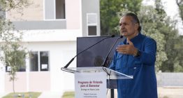 Infonavit entrega viviendas en Nuevo León