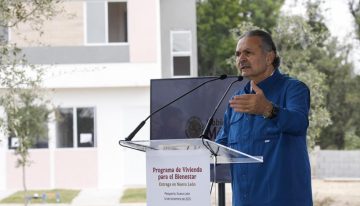 Infonavit entrega viviendas en Nuevo León