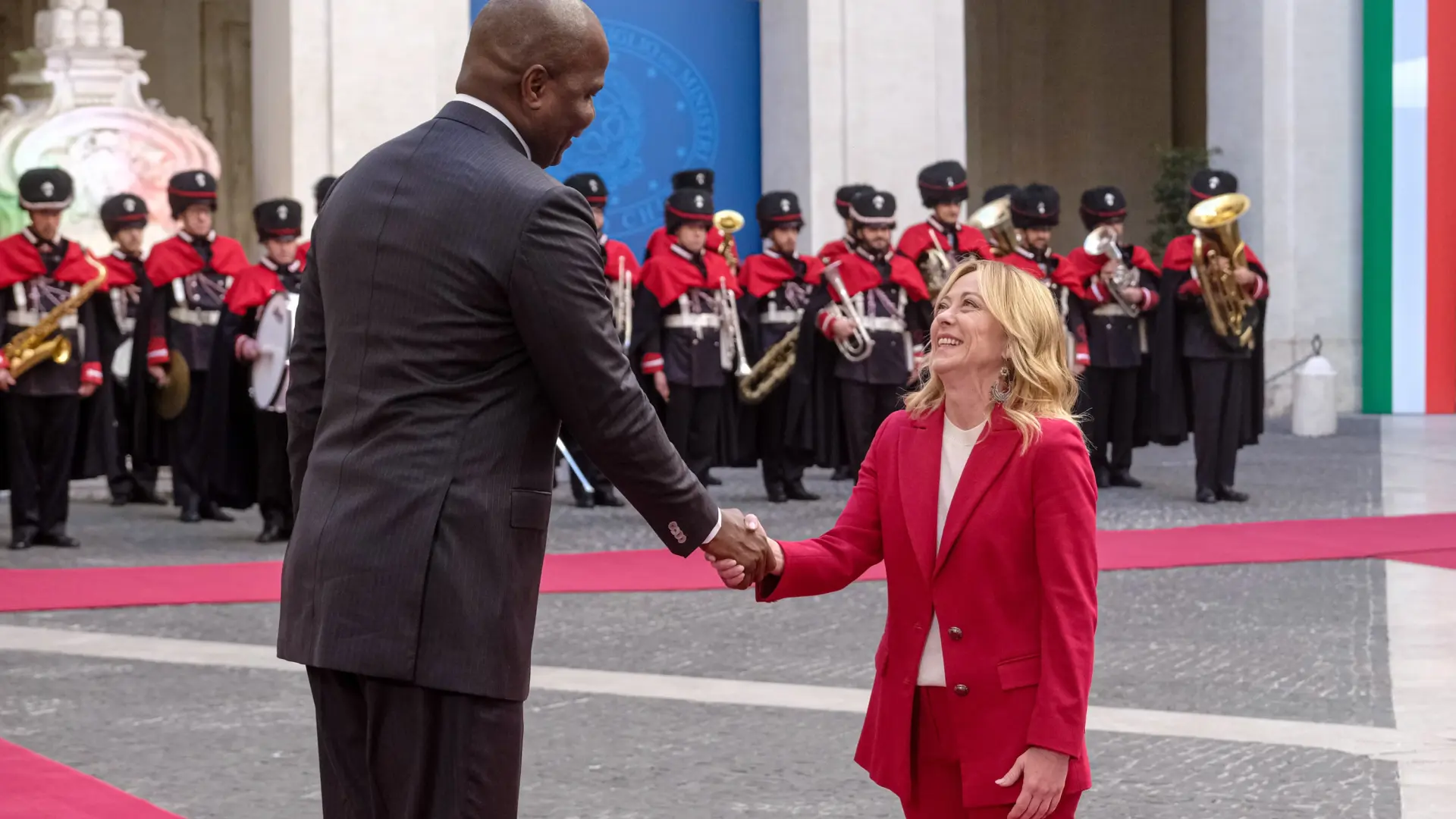 El divertido momento viral de Giorgia Meloni al conocer al presidente de Mozambique