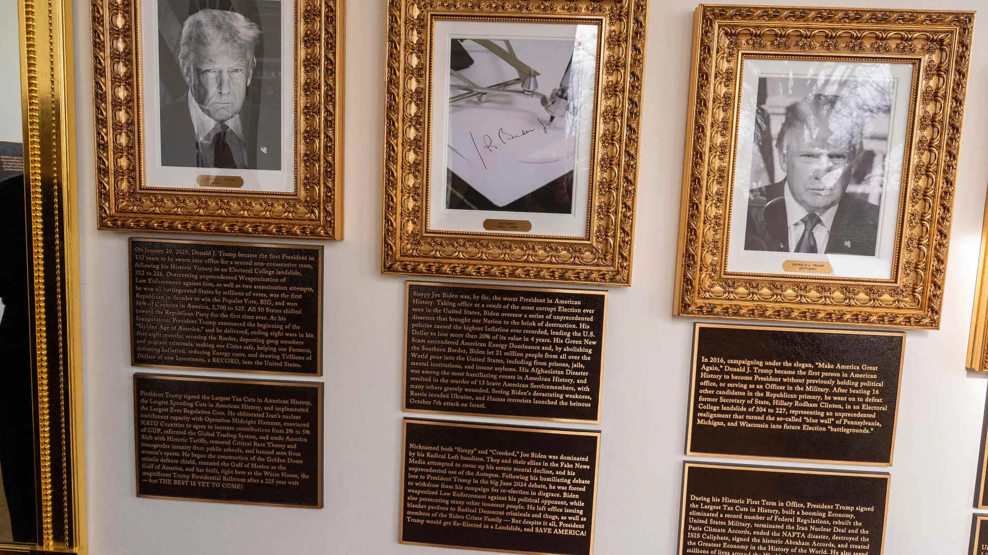 Trump instala placas que ridiculizan los retratos de Biden y Obama, tildándolos de «dormilón» y «divisivo»