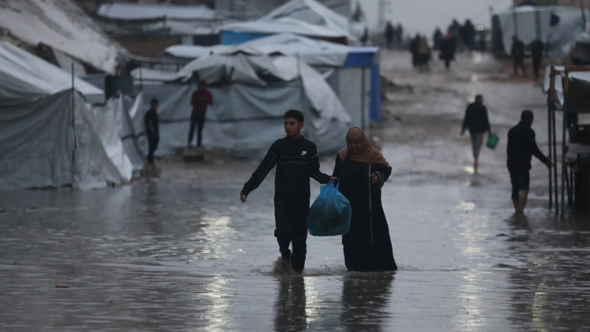 Aumentan a 17 los muertos por el frío y las lluvias debido a la tormenta polar en Gaza