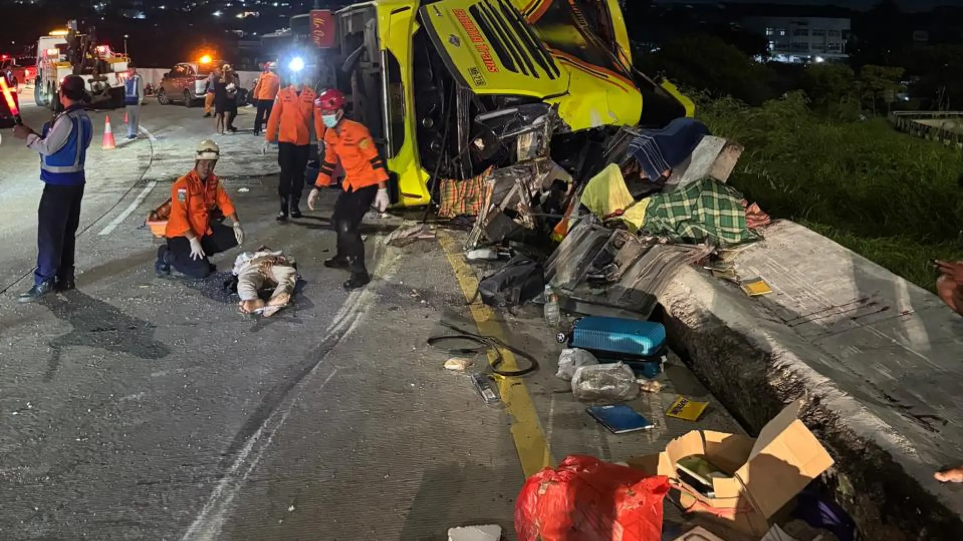Al menos 15 muertos y 19 heridos en un accidente de autobús en la isla indonesia de Java