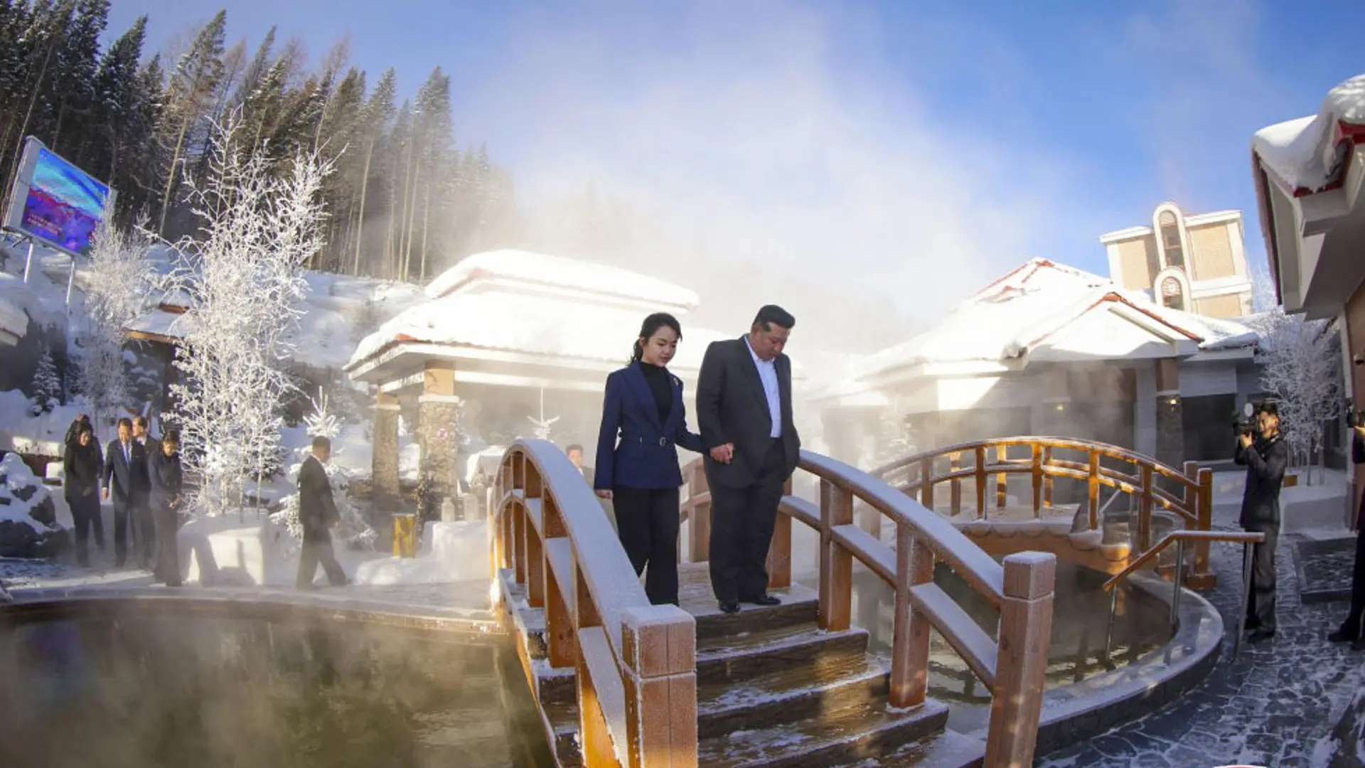 Kim Jong-un visita con su hija lujosos hoteles de montaña con baños termales y barbacoas
