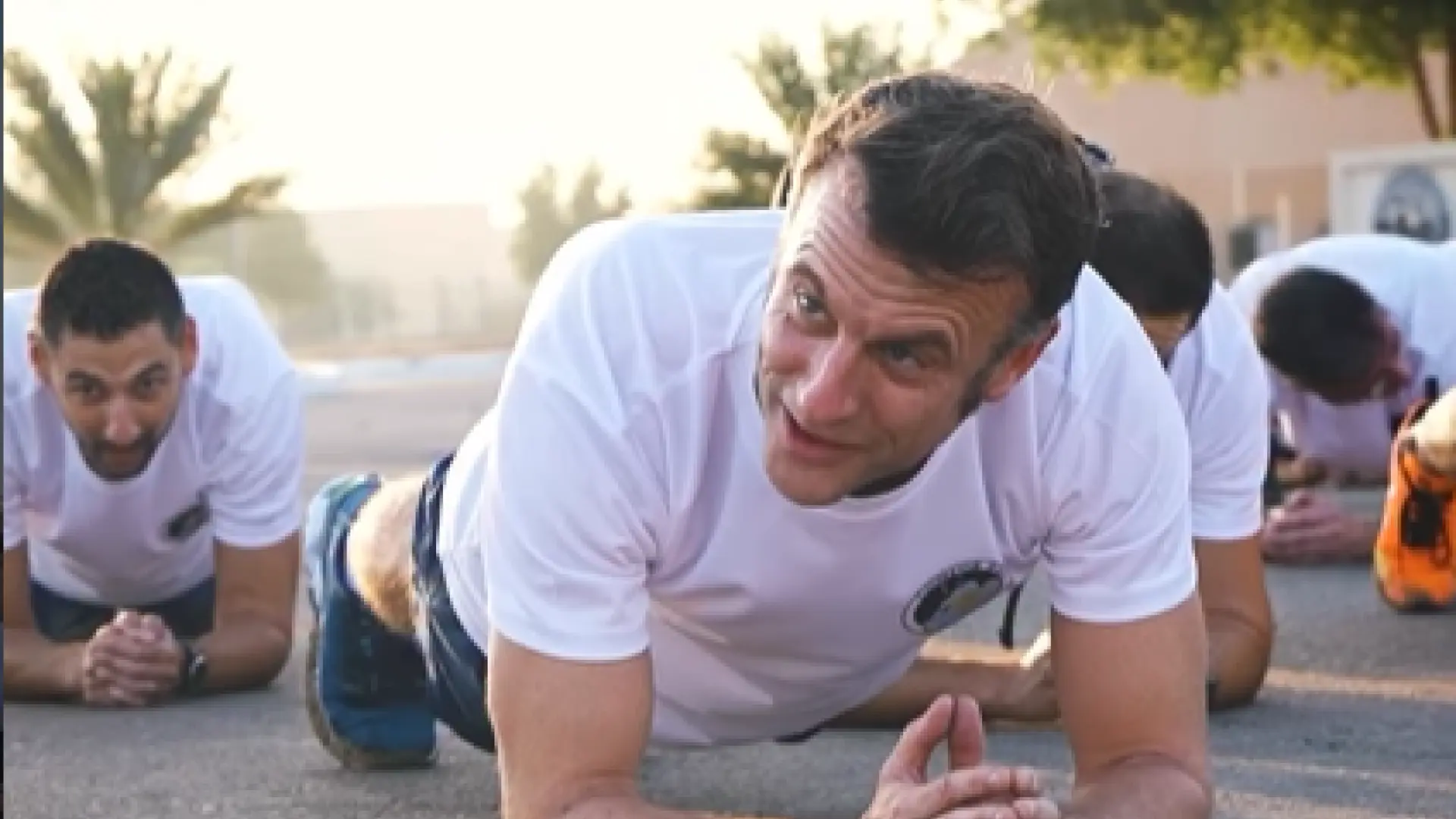 Macron publica un vídeo entrenando con el Ejército y con un conocido 'youtuber' tras anunciar la construcción de un portaaviones