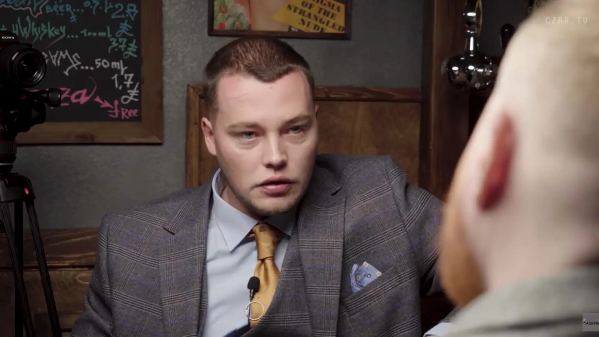 El combatiente neonazi ruso Alexéi Milchakov, conocido por coleccionar orejas, da lecciones en escuelas