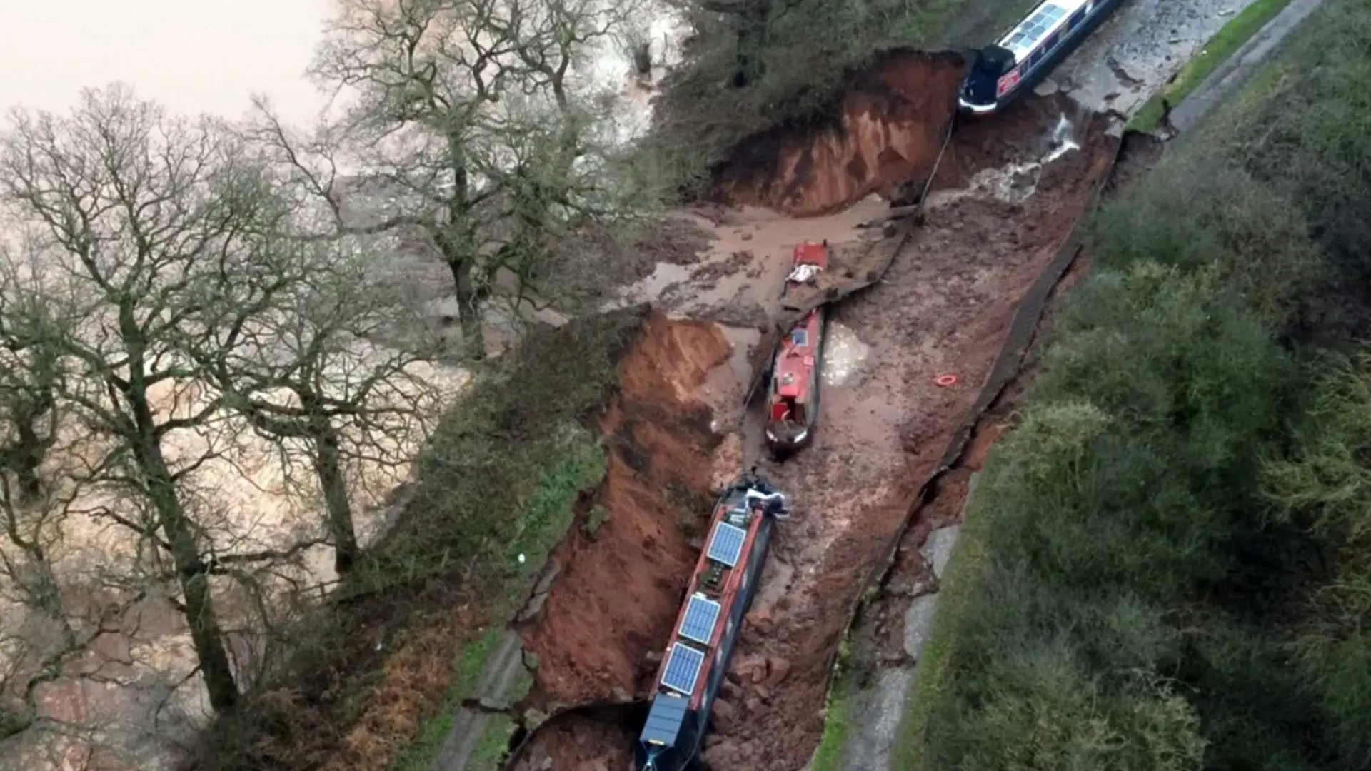 Un deslizamiento provoca un socavón gigante en un canal de Reino Unido y se 'traga' varias embarcaciones y deja a otra balanceándose