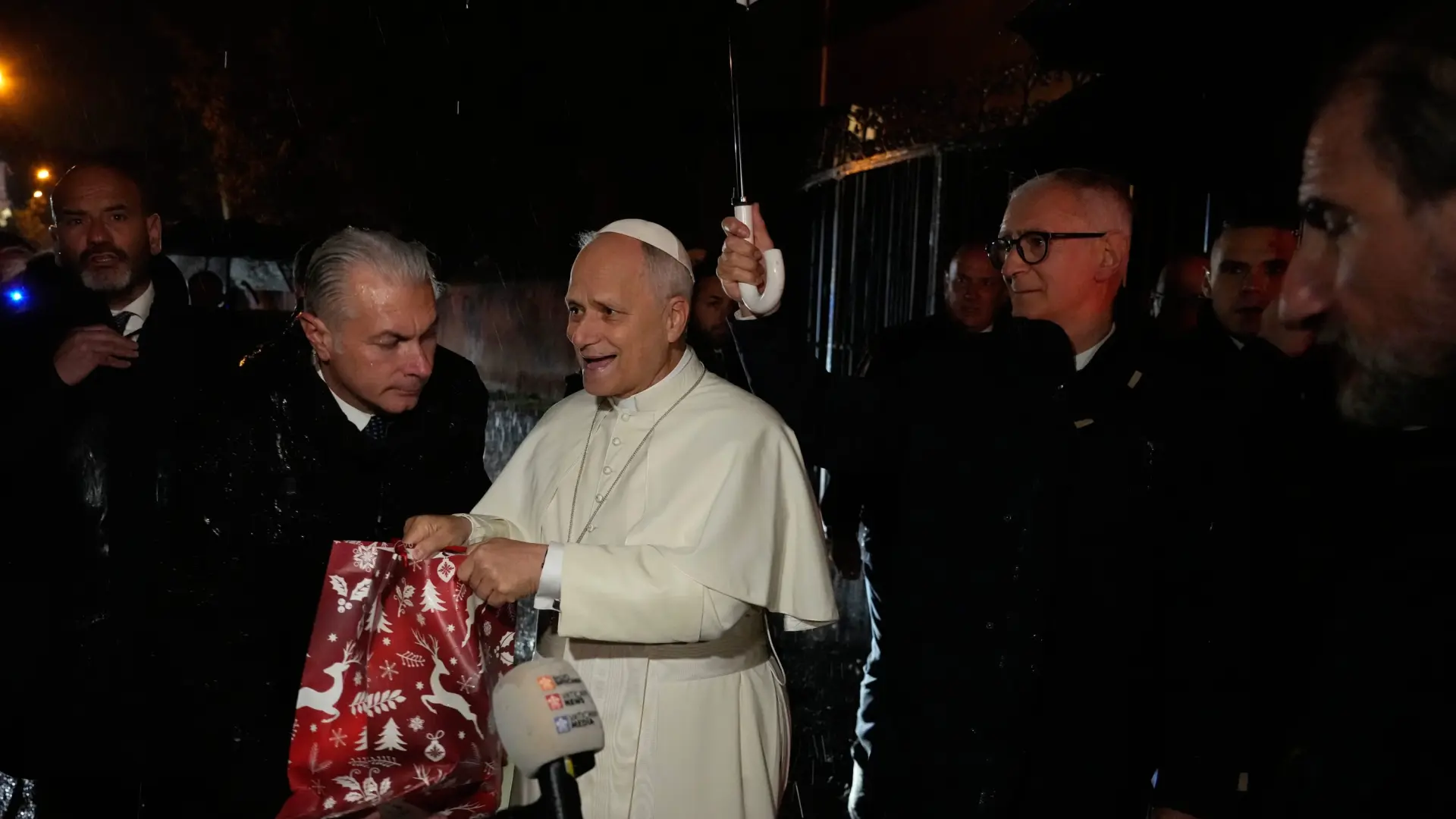 El papa sorprende con un saludo a los fieles en plaza de San Pedro antes de misa del Gallo: «No acoger al hombre es rechazar a Dios»