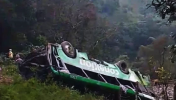 Tragedia en Nochebuena: Volcadura de autobús de pasajeros en Veracruz deja al menos 8 muertos