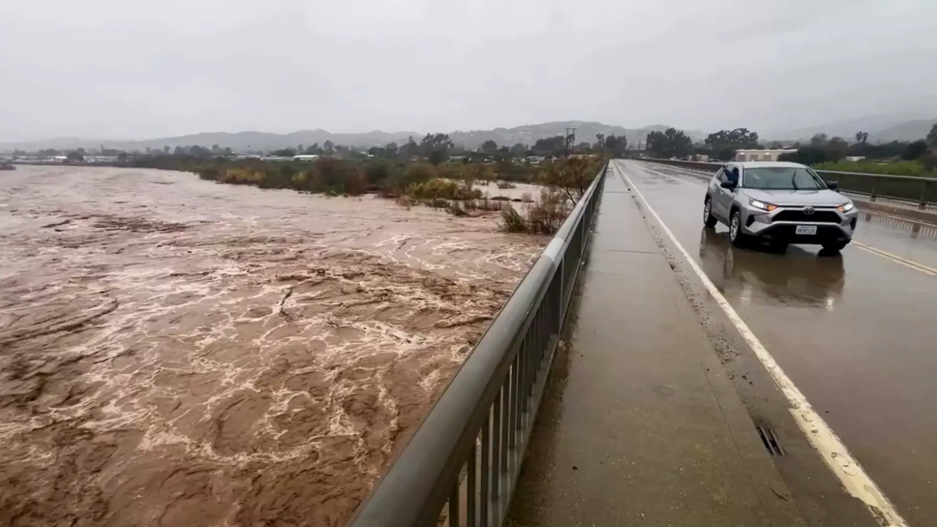 Cientos de evacuados en California por una tormenta invernal que está provocando inundaciones y deslizamientos de tierra
