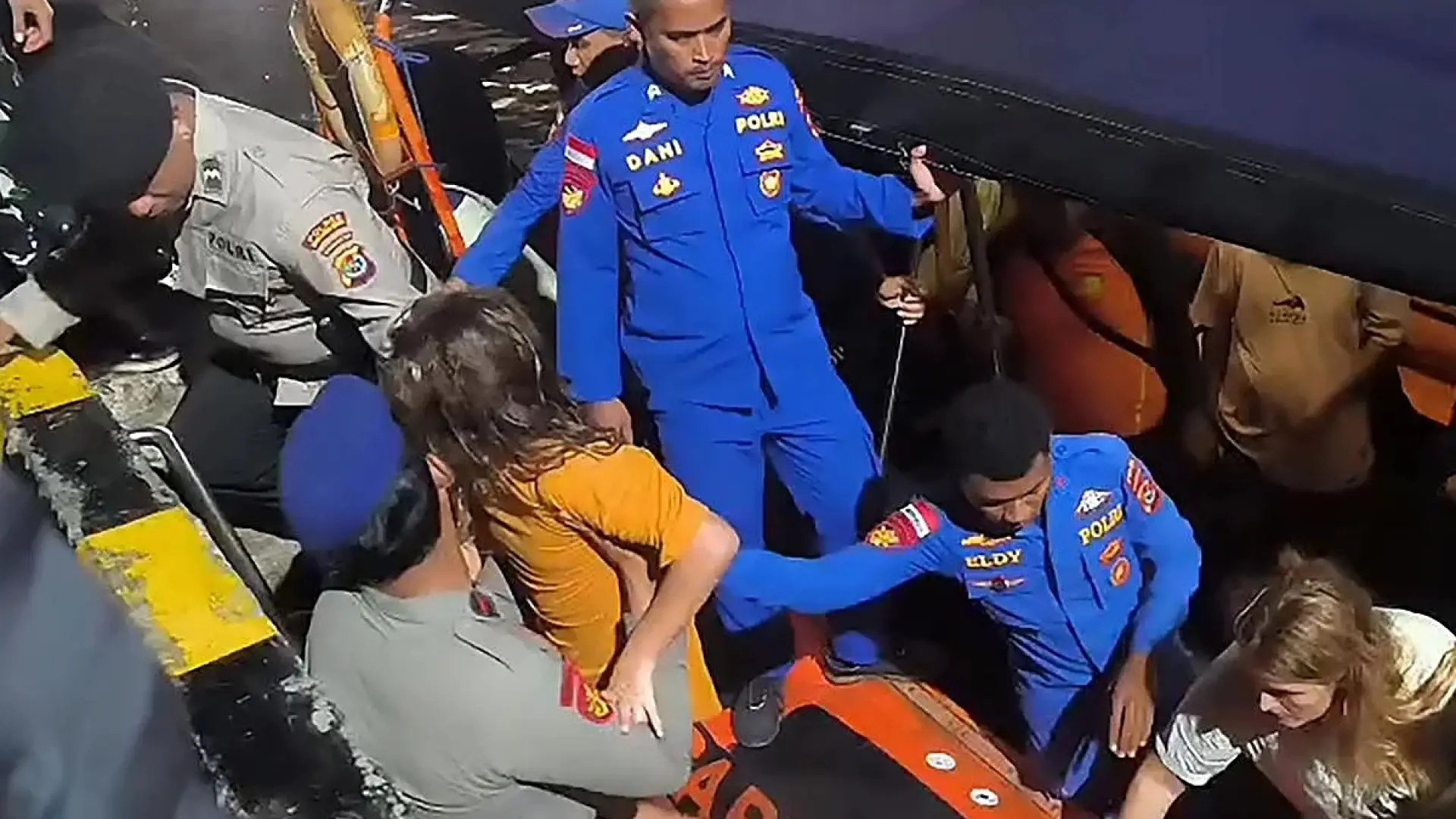 Una familia española con dos niños, desaparecida en el naufragio de un barco turístico en Indonesia