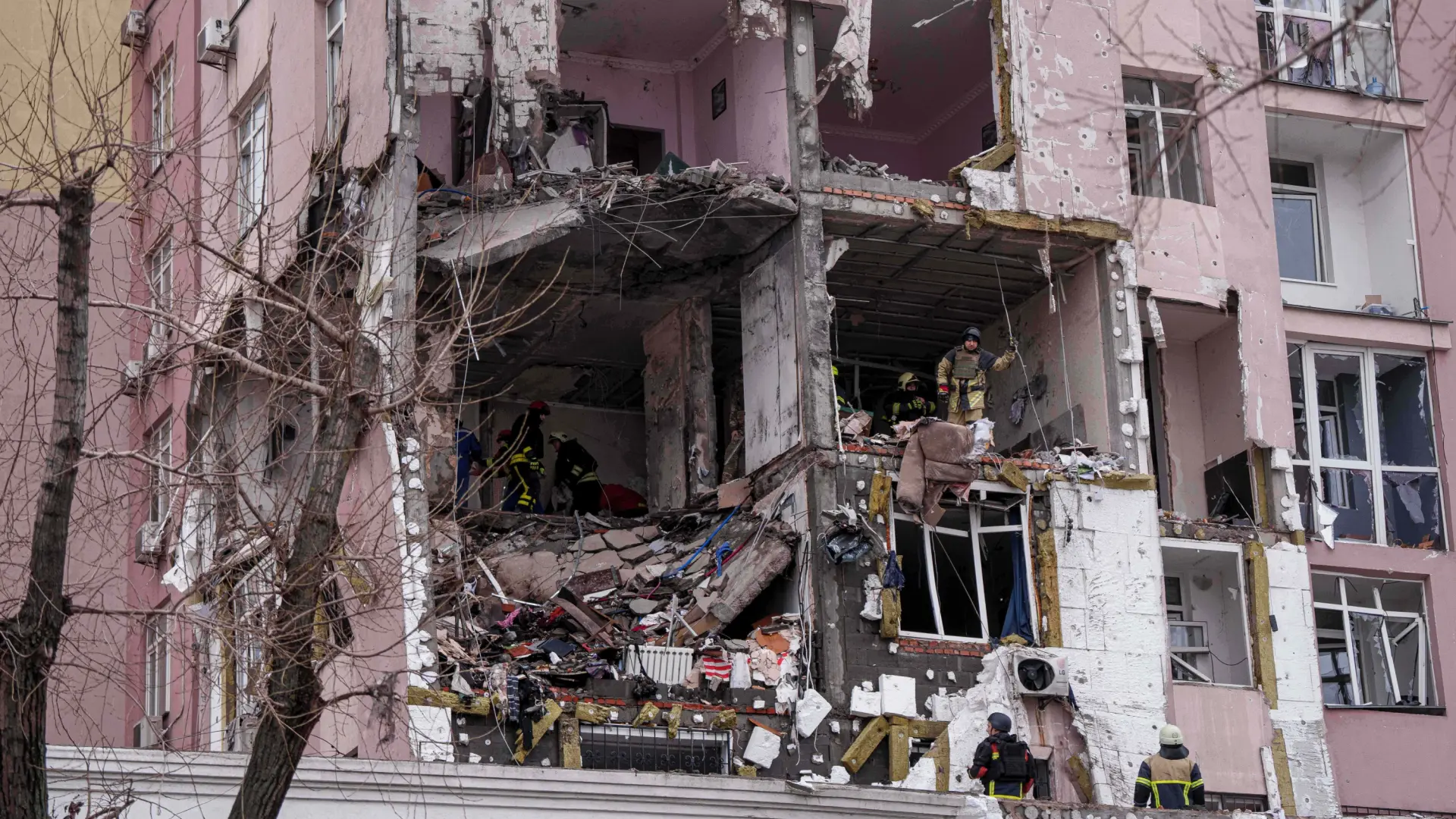 Rusia ataca con furia el corazón de Ucrania horas antes del encuentro entre Trump y Zelenski para desatascar el plan de paz