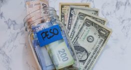 Dólar cae más de 10% frente al peso en 12 meses