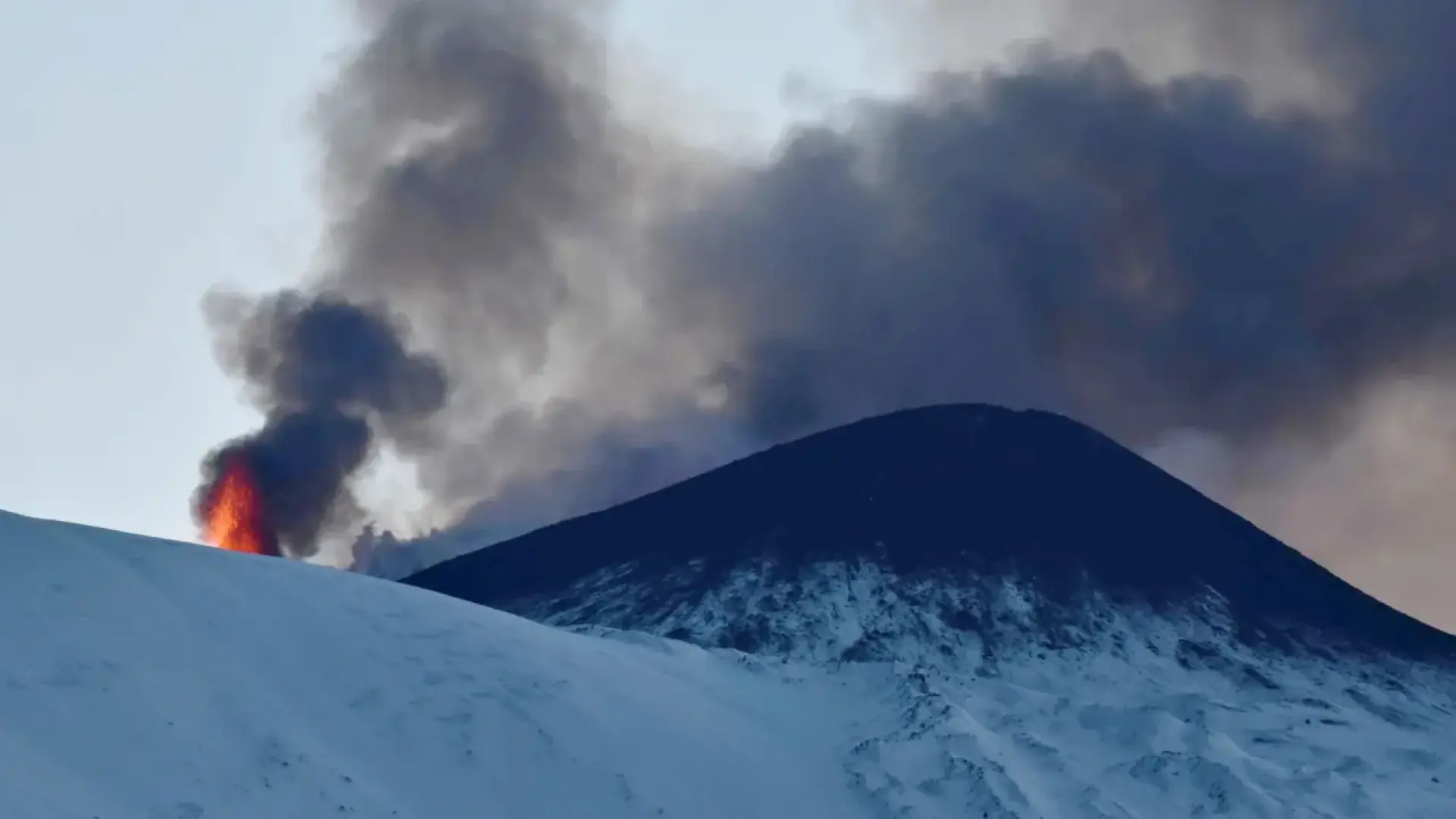 Las espectaculares imágenes del volcán Etna en erupción con la cumbre cubierta de nieve