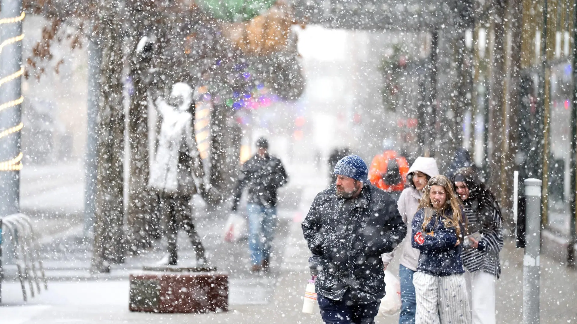 Una tormenta de nieve y lluvia helada golpea EEUU dejando miles de vuelos cancelados y cortes de luz en Nueva York