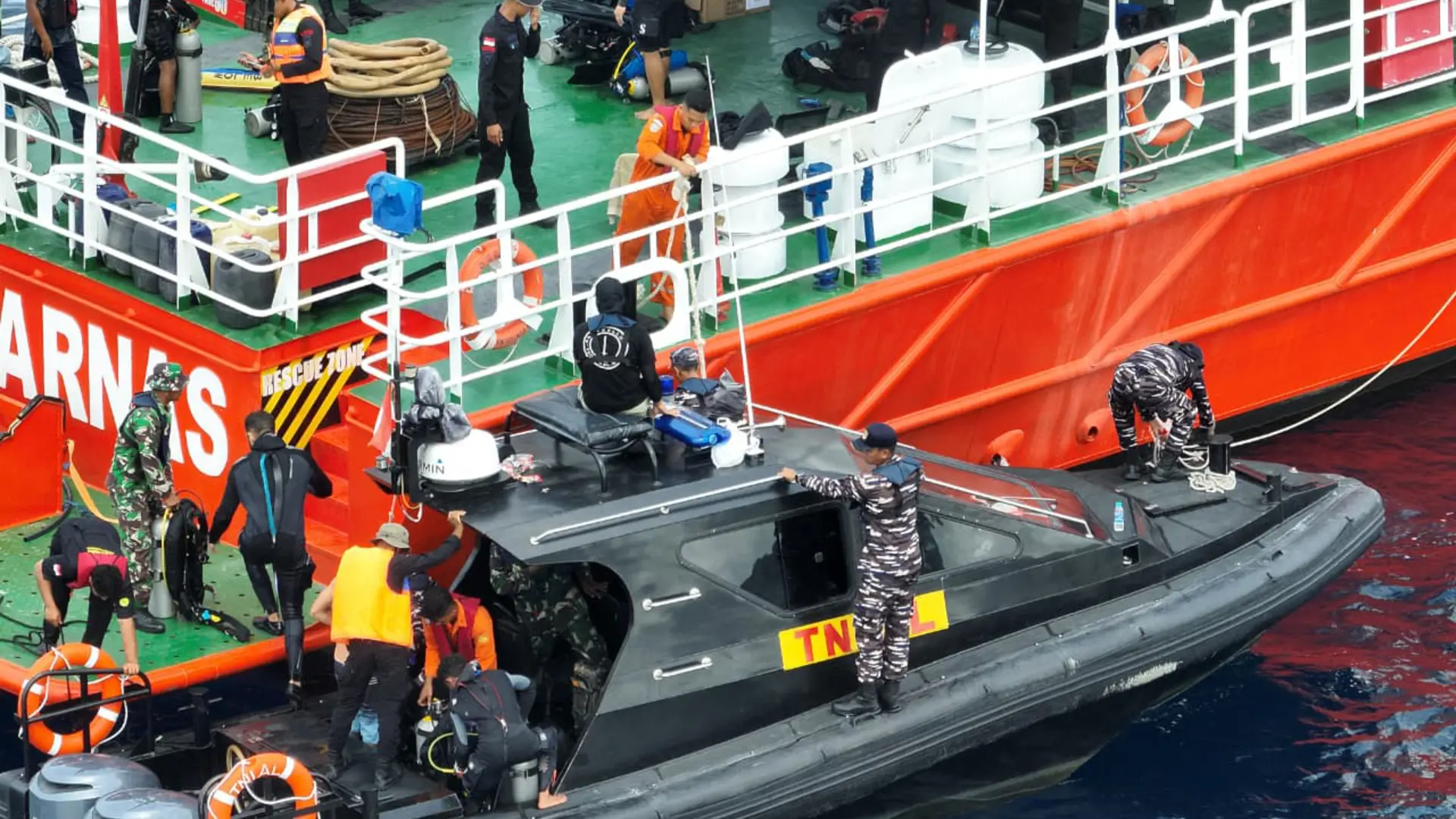 Indonesia despliega drones termales y robots submarinos para tratar de localizar a los tres españoles desaparecidos en el naufragio