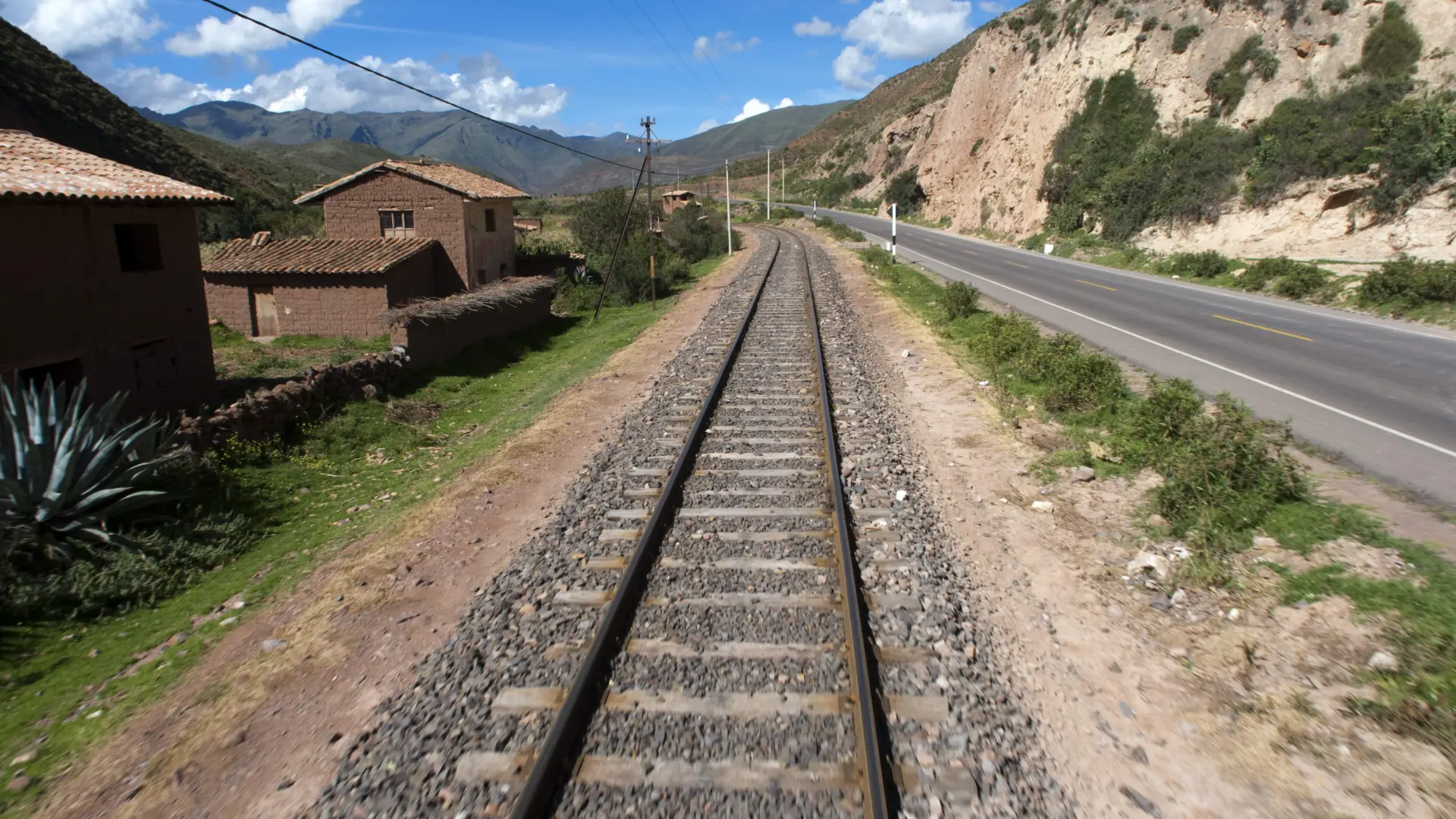 Al menos un muerto y 78 heridos tras el choque frontal de dos trenes en Machu Picchu