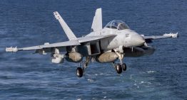 Cazas F/A-18 ingresan al espacio aéreo de Venezuela mientras avión de guerra electrónica los apoya