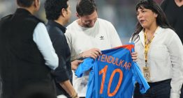 Messi sigue de gira por India: encuentro con el «Dios del criquet», el pedido frustrado de un «free kick» y el juego con De Paul y Suárez
