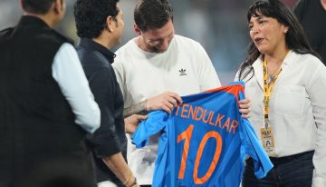 Messi sigue de gira por India: encuentro con el «Dios del criquet», el pedido frustrado de un «free kick» y el juego con De Paul y Suárez