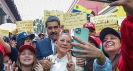 VIDEO: la caminata nocturna de Nicolás Maduro y «Cilita», siempre rodeados de escoltas