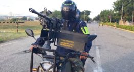 Fanb instala ametralladoras en motos como en Mad Max, pero las acribillan con burlas (VIDEO)