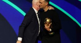 Scaloni y un acto de justicia: Infantino le pidió perdón y le dejó tocar la copa sin guantes