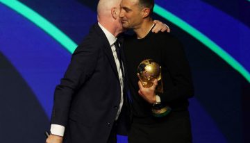 Scaloni y un acto de justicia: Infantino le pidió perdón y le dejó tocar la copa sin guantes