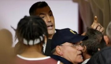 Escándalo en el básquet italiano: agredieron a Luis Scola por la espalda en un partido de la Lega A