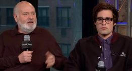 IMÁGENES: Cámara de seguridad captó el arresto de Nick Reiner cuando deambulaba en Los Ángeles