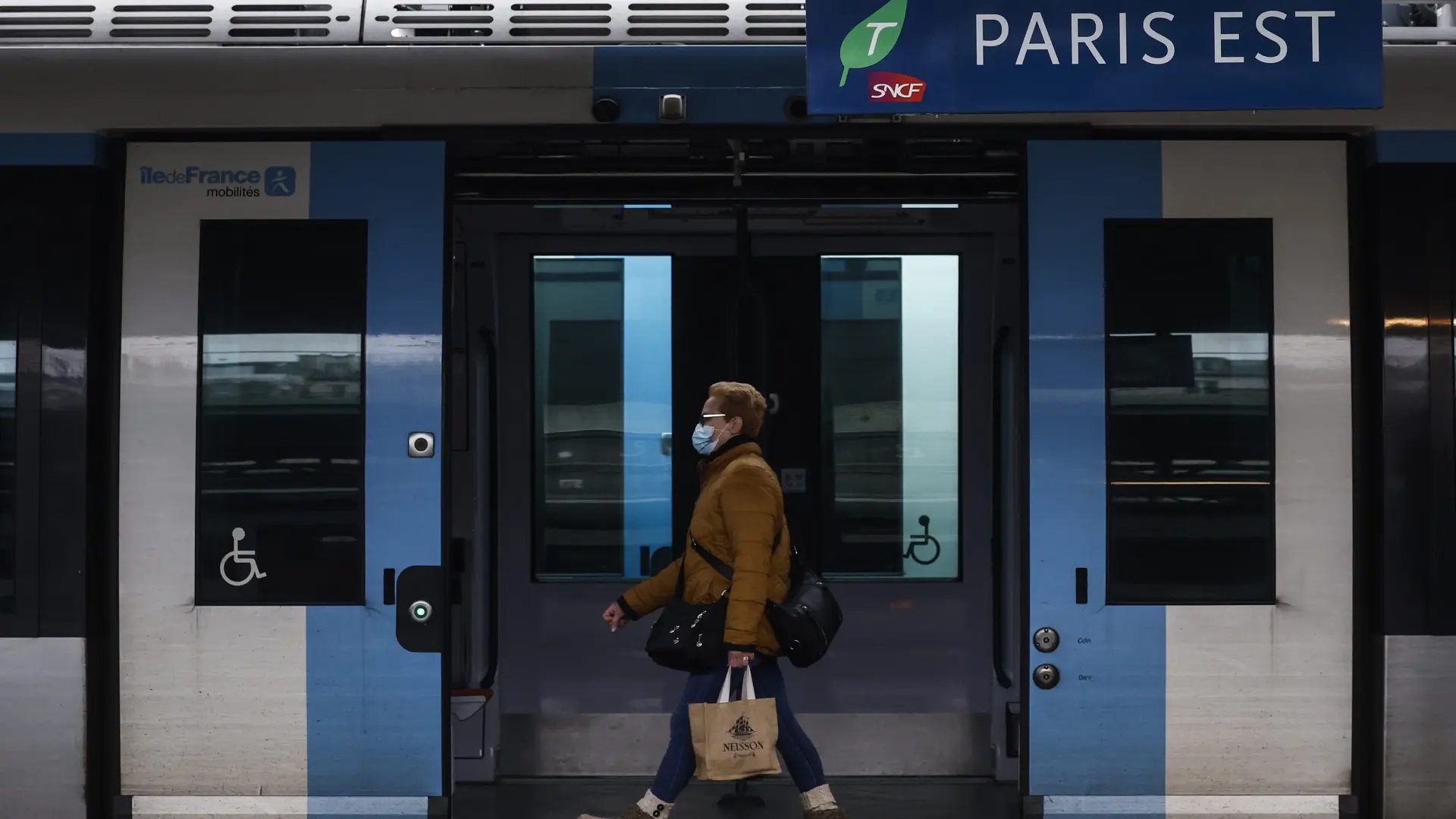 Ataque a cuchillo en el metro de París: un hombre hiere a tres mujeres
