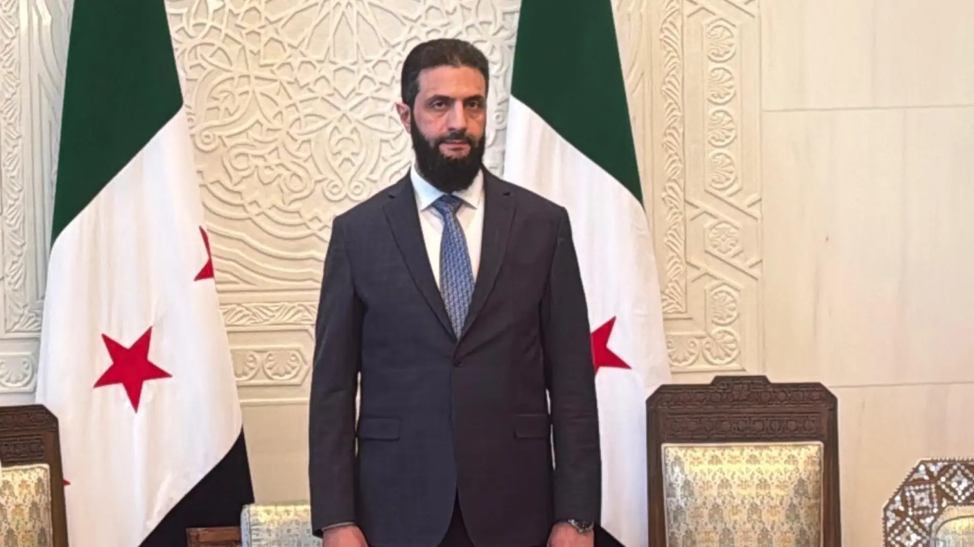 El presidente de Siria presenta la nueva moneda: «Marca el final de una era pasada»