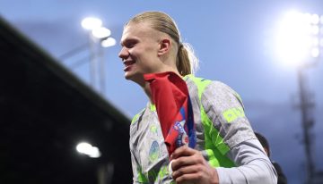 Premier League: los goles de Haaland mantienen al City a la caza del Arsenal y el Aston Villa sigue de racha sin Dibu Martínez