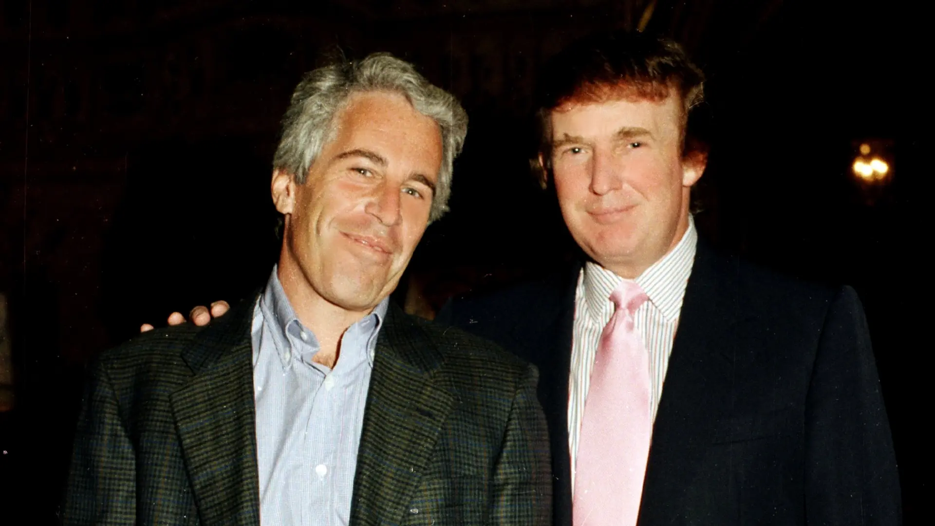 Trump voló al menos ocho veces en el avión privado de Epstein, según revelan los nuevos archivos del caso