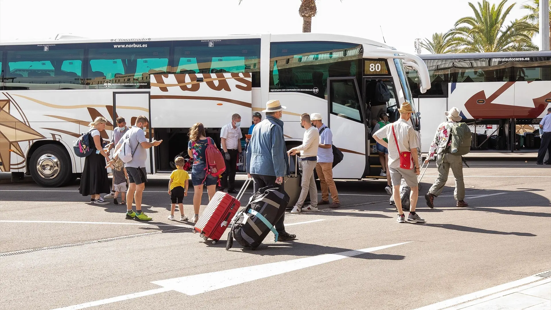 El 'Daily Mail' invita a los jubilados británicos a emigrar: «Una vez se es residente en España, se puede acceder al sistema público»