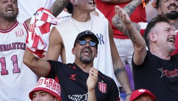 Juan Sebastián Verón juega su partido en la final del Clausura: está en la tribuna de Estudiantes, donde los hinchas insultan a Tapia