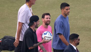 Tras sufrir complicaciones con el vuelo, Lionel Messi llegó y enamoró a Nueva Delhi para completar el multitudinario GOAT Tour por India