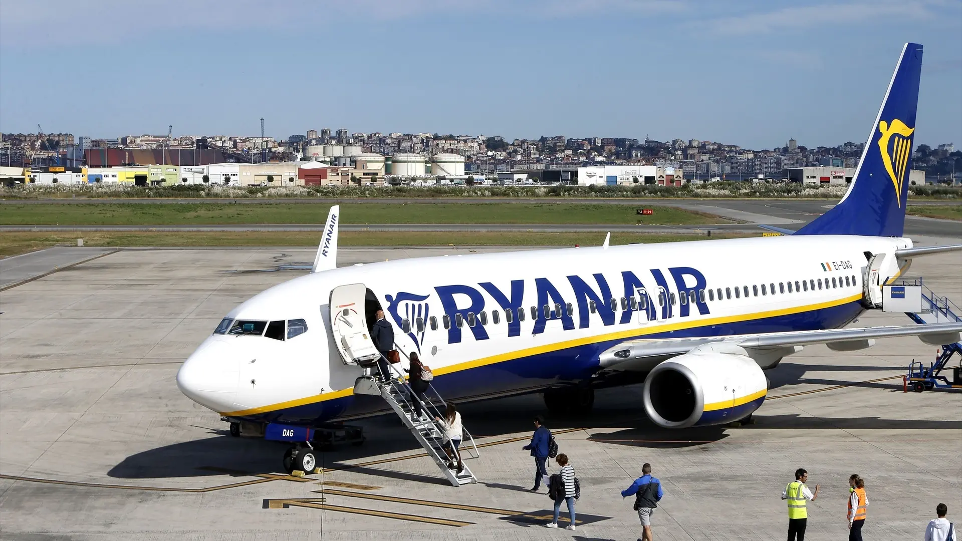 Un avión de Ryanair choca contra un tanque de combustible cuando se disponía a despegar