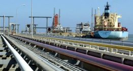 Precio del petróleo venezolano bajó a menos de 50 dólares mientras sube tensión con EEUU