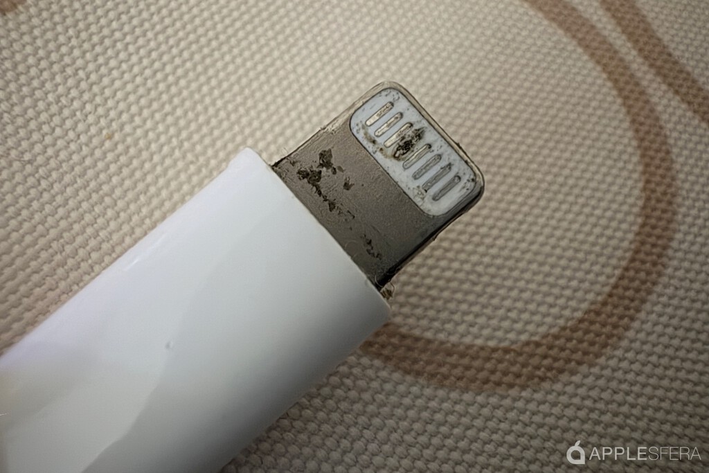 Que el cargador del iPhone esté negro no es buena señal. Y se debe a que no siempre cargamos "bien" el móvil 