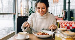 No te obsesiones con perder peso, la vuelta a la normalidad es lo mejor que puedes hacer en enero para dejar atrás los excesos