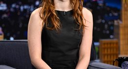 El flequillo abierto de Sadie Sink es el que todas queremos porque queda bien a cualquier melena (sí, incluso las rizadas)