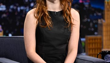 El flequillo abierto de Sadie Sink es el que todas queremos porque queda bien a cualquier melena (sí, incluso las rizadas)