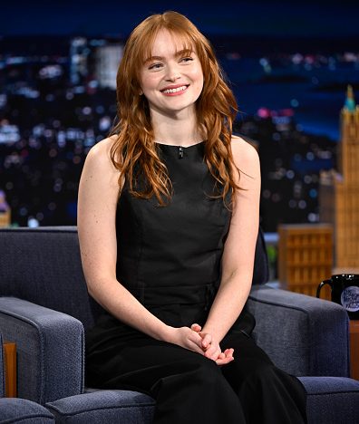 El flequillo abierto de Sadie Sink es el que todas queremos porque queda bien a cualquier melena (sí, incluso las rizadas)